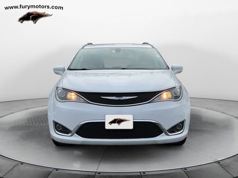 Used 2018 Chrysler Pacifica Touring-L image 8