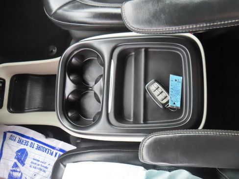 Used 2020 Chrysler Voyager Lxi FWD image 48