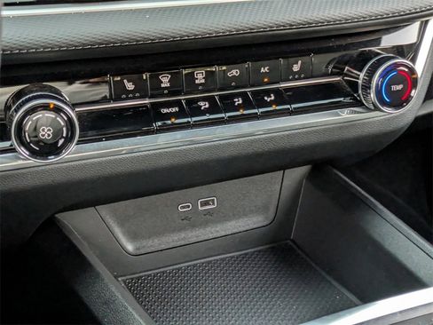 Used 2025 Chevrolet Equinox LT image 22