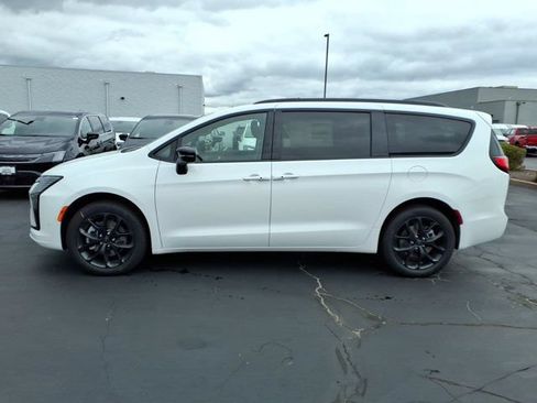 New 2027 Chrysler Pacifica Limited w/ S Appearance Package AWD/4WD image 3