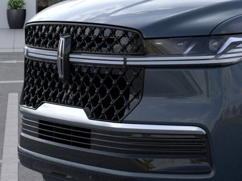 New 2026 Lincoln Navigator Reserve w/ Jet Appearance Package AWD/4WD image 17
