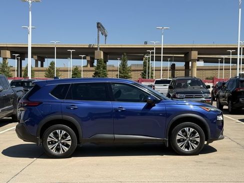 Used 2021 Nissan Rogue SV FWD image 3