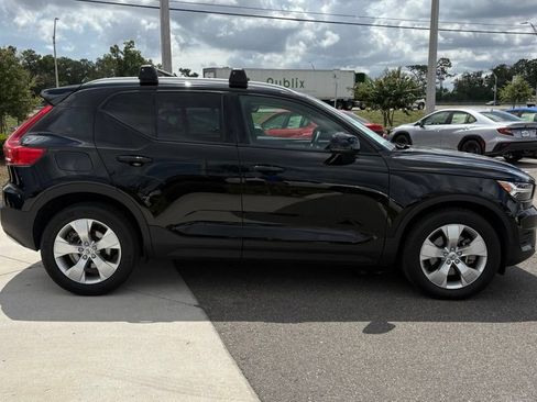 Used 2022 Volvo XC40 T4 Momentum FWD image 4