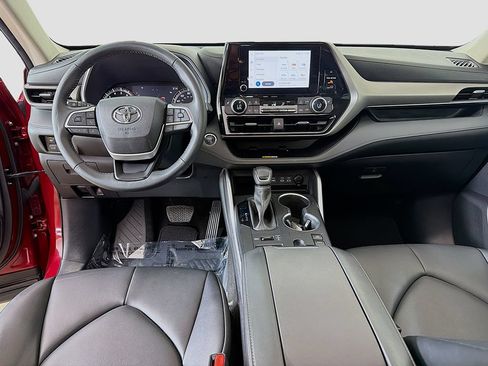 Used 2023 Toyota Highlander XLE AWD/4WD image 30