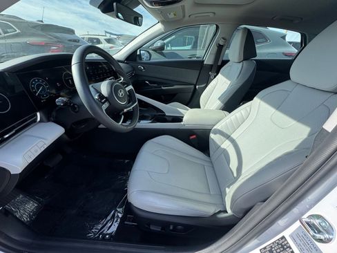 Used 2025 Hyundai Elantra Limited image 27