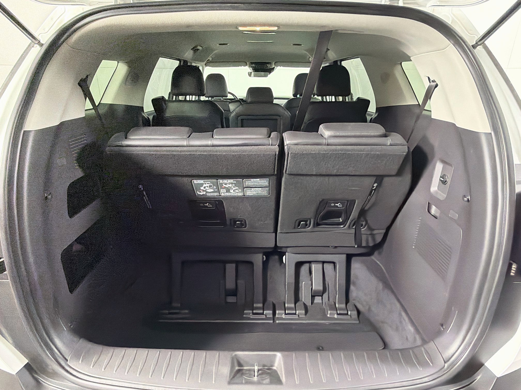 Used 2025 Kia Carnival FWD image 30