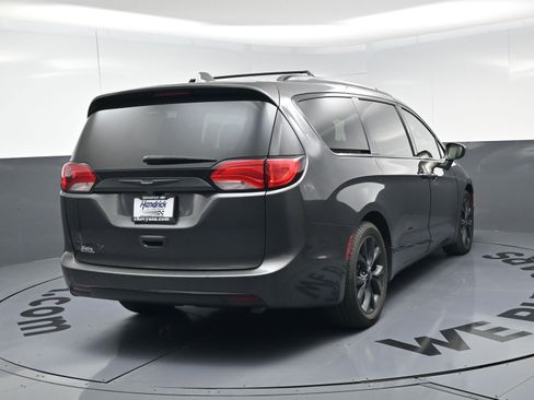 Used 2018 Chrysler Pacifica Touring-L Plus w/ S Appearance Package image 9