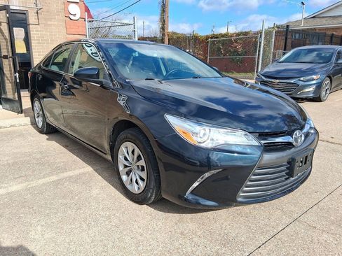 Used 2017 Toyota Camry LE image 3