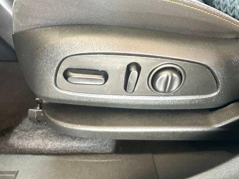 Used 2023 Chevrolet Equinox LT FWD image 28