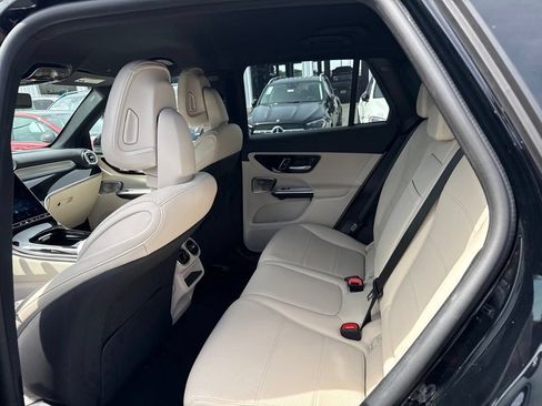 Used 2025 Mercedes-Benz GLC 300 4MATIC image 9