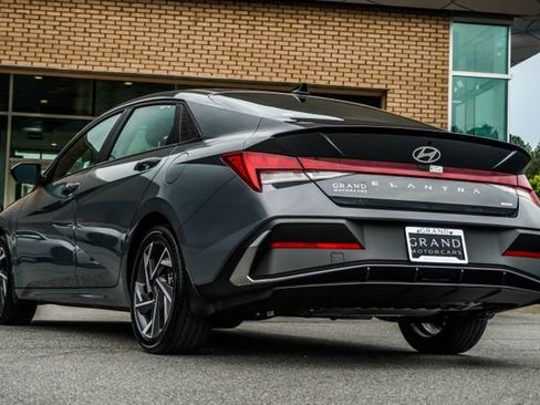 Certified 2025 Hyundai Elantra SEL FWD image 11