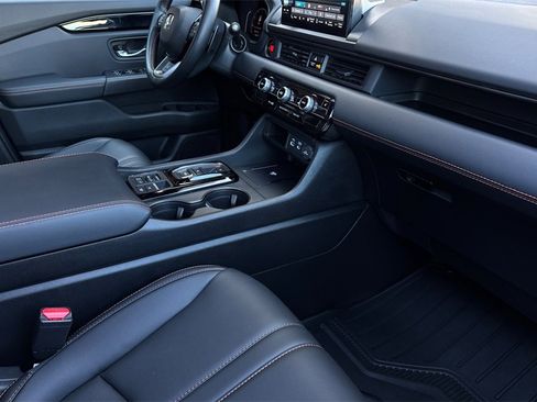 Used 2025 Honda Pilot TrailSport image 19