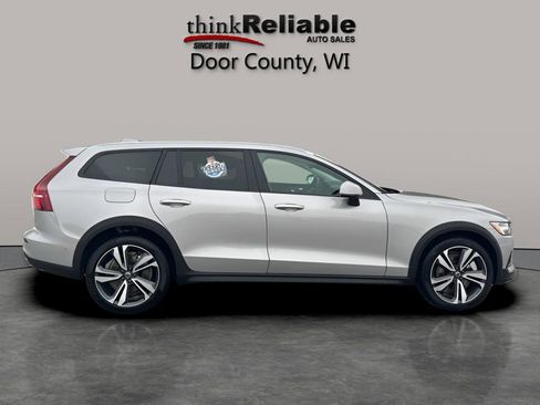 Used 2025 Volvo V60 B5 Cross Country Plus image 6