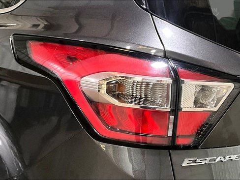 Used 2017 Ford Escape SE w/ SE Cold Weather Package AWD/4WD image 9