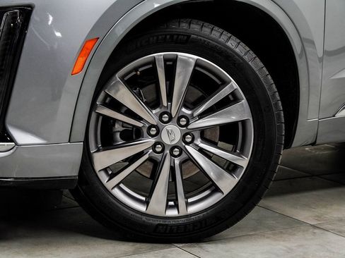 Used 2025 Cadillac XT6 Premium Luxury image 3