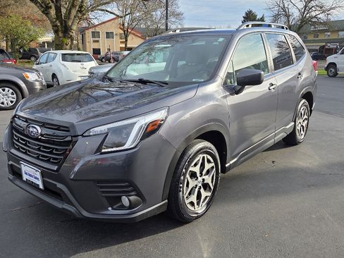 Used 2022 Subaru Forester Premium image 2