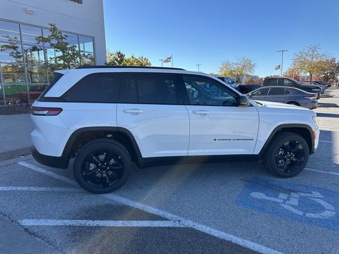 New 2025 Jeep Grand Cherokee Altitude AWD/4WD image 32