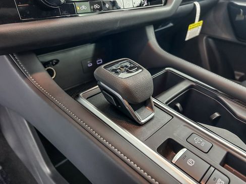 Certified 2025 Nissan Pathfinder SV w/ SV Premium Package image 21