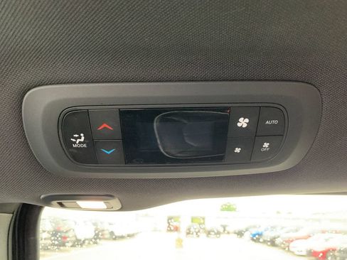 Used 2025 Chrysler Pacifica Limited FWD image 21