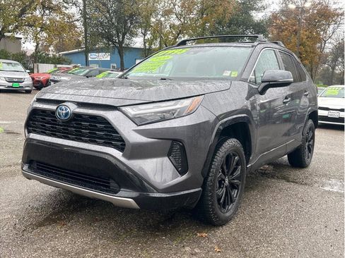 Used 2022 Toyota RAV4 SE image 3