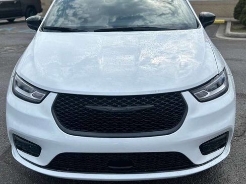 Used 2025 Chrysler Pacifica Limited image 2