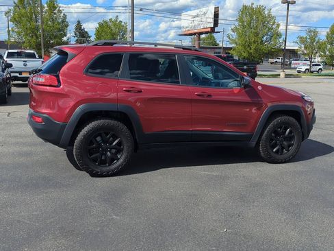 Used 2017 Jeep Cherokee Trailhawk AWD/4WD image 6