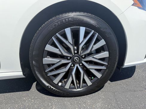Used 2025 Nissan Altima 2.5 SV FWD image 9