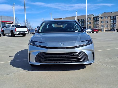 Used 2026 Toyota Camry LE image 9