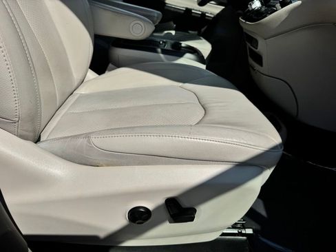 Used 2021 Chrysler Pacifica Touring-L FWD image 31