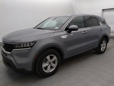 Used 2023 Kia Sorento LX image 2