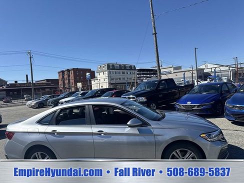 Used 2024 Volkswagen Jetta SE FWD image 3