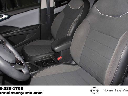 Used 2023 Volkswagen Taos SE w/ Panoramic Sunroof Package FWD image 4