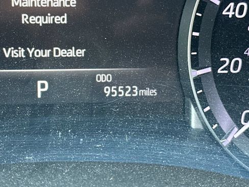 Used 2022 Toyota Highlander XLE AWD/4WD image 4