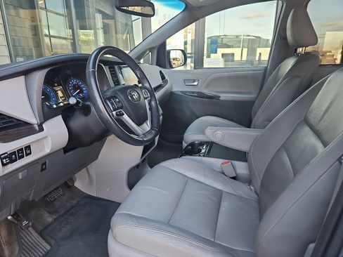 Used 2017 Toyota Sienna XLE Premium image 14
