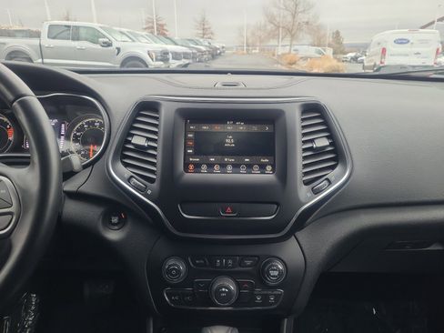 Used 2019 Jeep Cherokee Latitude Plus image 12