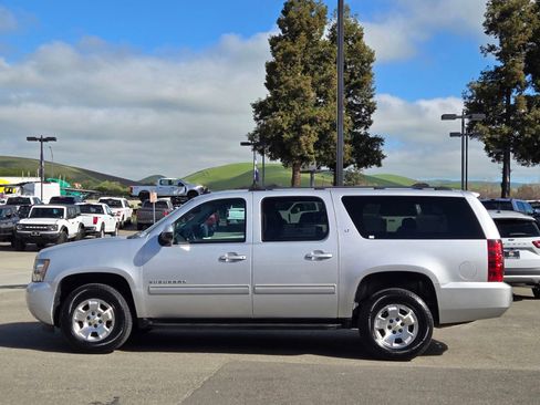 Used 2014 Chevrolet Suburban LT image 7
