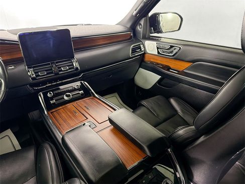 Used 2019 Lincoln Navigator L Reserve image 21