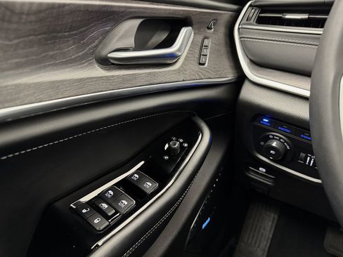 Used 2022 Jeep Grand Cherokee Overland w/ Luxury Tech Group IV image 15