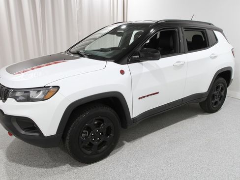 Used 2023 Jeep Compass Trailhawk image 3