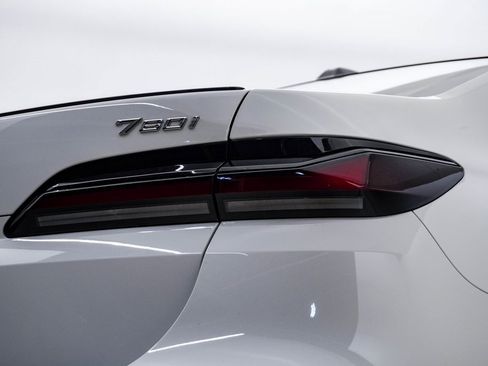 Used 2025 BMW 760i xDrive image 13