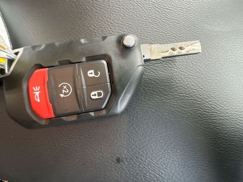 Used 2025 Jeep Gladiator Sport AWD/4WD image 28