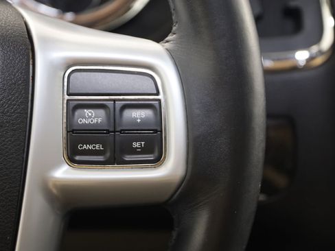 Used 2013 Chrysler Town & Country Touring FWD image 33