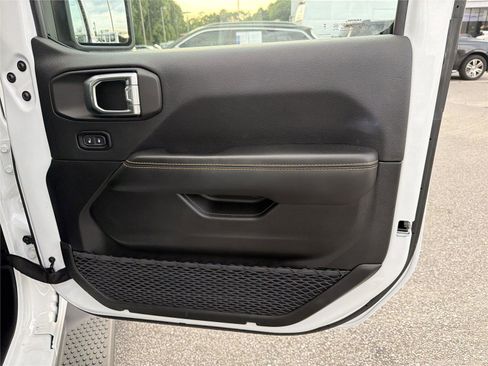 Used 2025 Jeep Wrangler Unlimited Sahara AWD/4WD image 13
