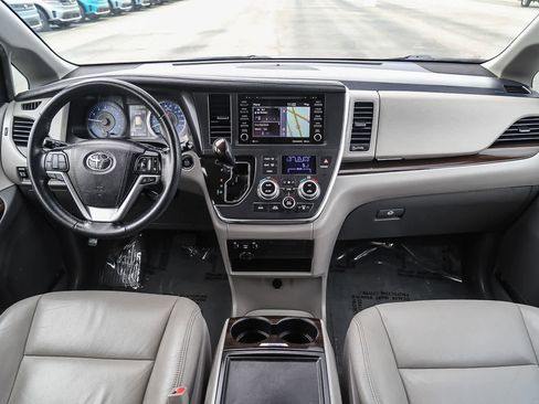 Used 2019 Toyota Sienna XLE image 11