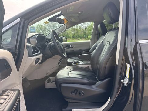 Used 2024 Chrysler Pacifica Limited FWD image 20