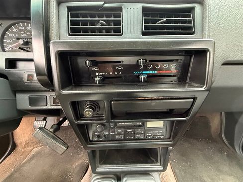 Used 1993 Nissan Pickup 4x4 King Cab image 19