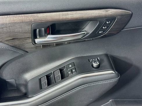 Used 2023 Toyota Highlander Platinum FWD image 17