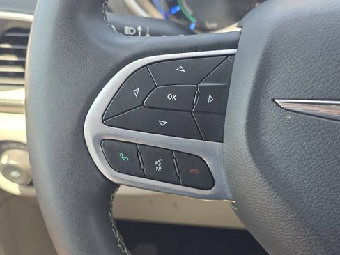 Certified 2024 Chrysler Pacifica Limited FWD image 35