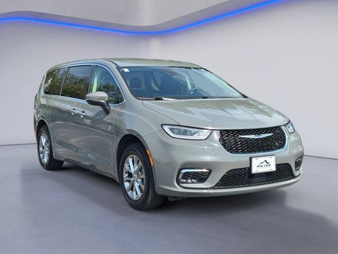 Used 2023 Chrysler Pacifica Touring-L AWD/4WD image 5