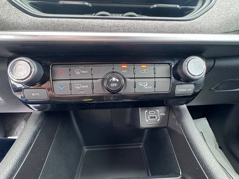 Used 2023 Jeep Compass Latitude w/ Sun and Sound Group AWD/4WD image 29
